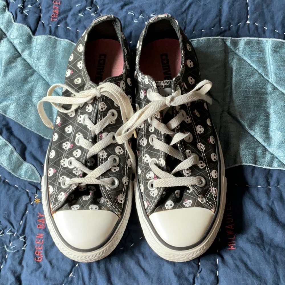 Cute + creepy All Star low tops, Size 4